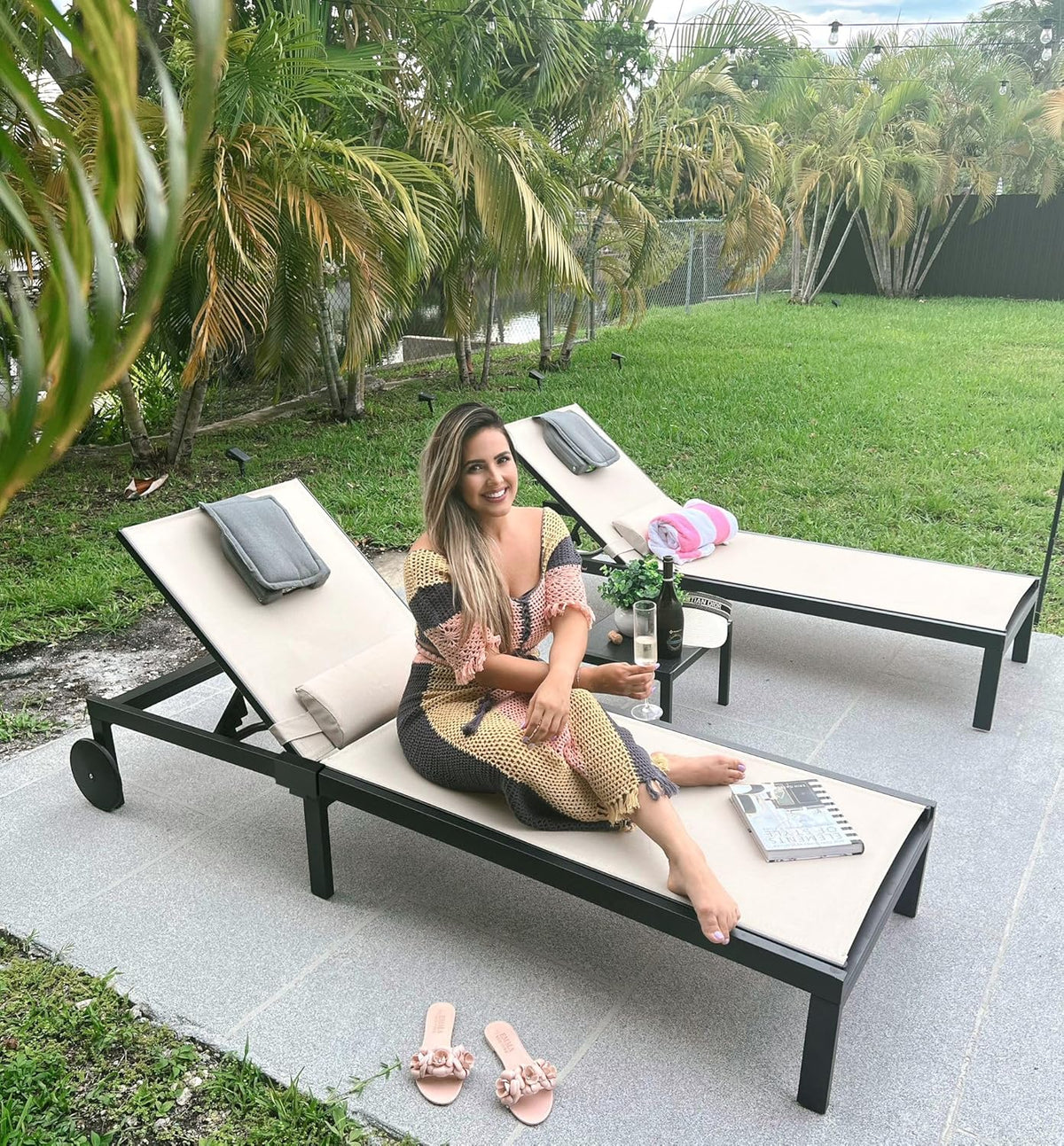 PURPLE LEAF Patio Tanning Lounge Chair Set with Face Down Hole Outdoor Aluminum Adjustable Reclining Chairs Wheels Pillows and Table for Poolside Beach Sunbathing Lounger, Beige